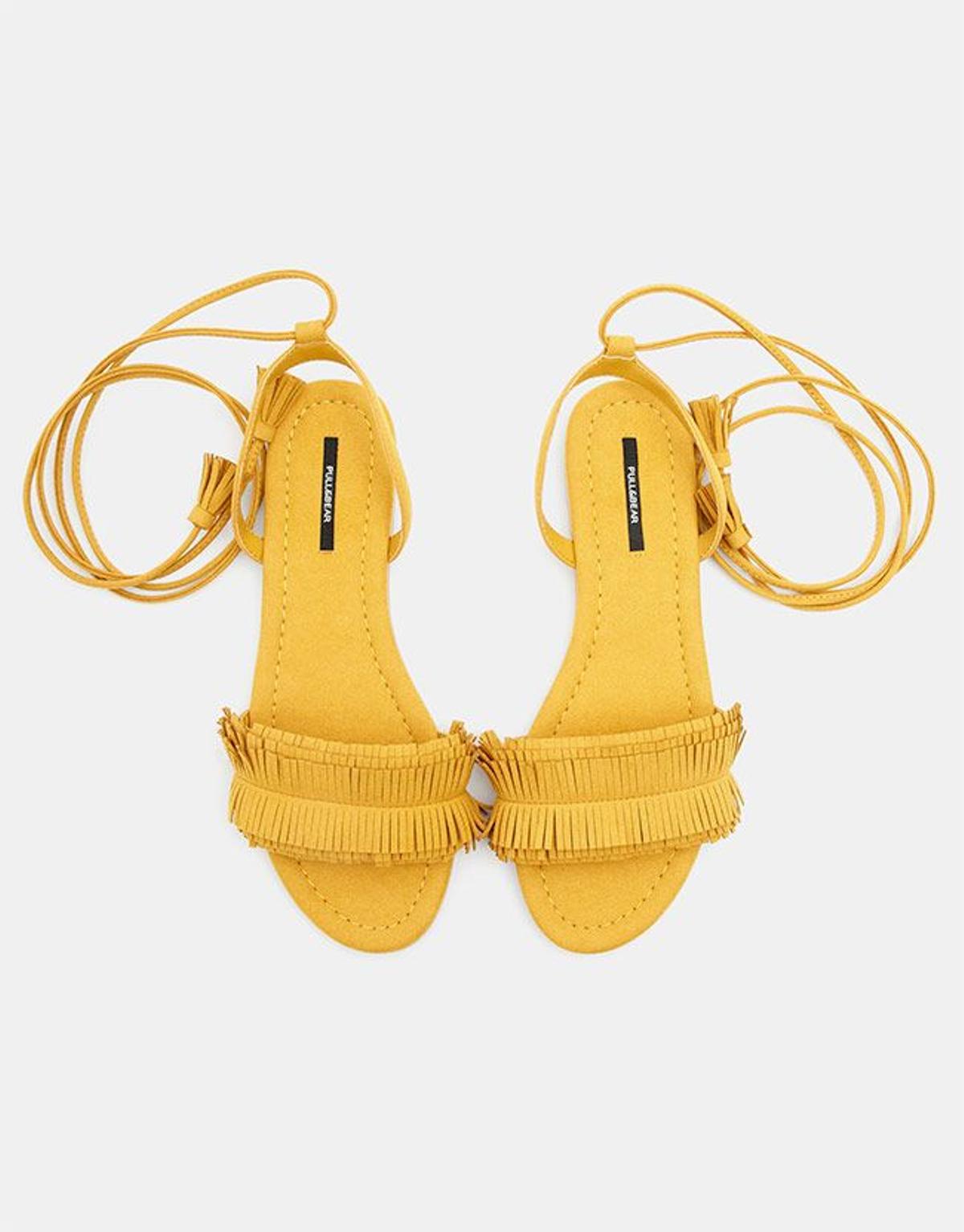 Sandalias de flecos color mostaza de Pull and Bear