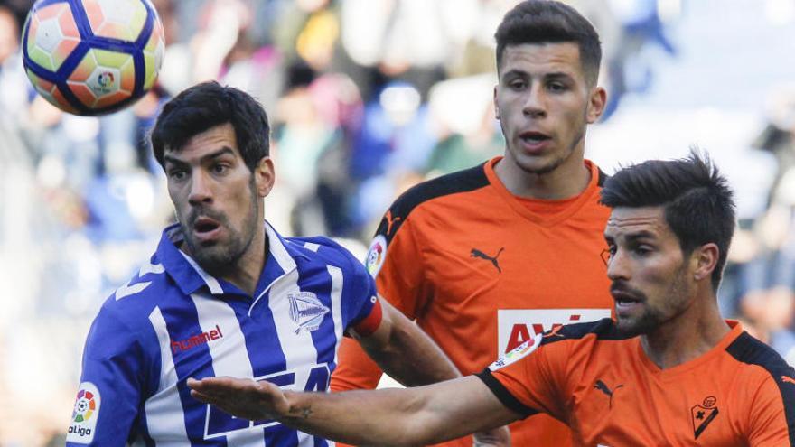 Manu García, ante Christian Rivera y Adrán González.