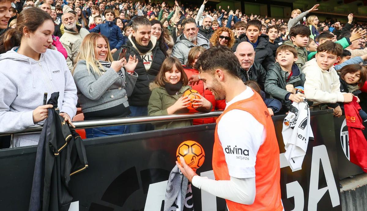 Búscate en las gradas de Mestalla durante el entrenamiento del Valencia CF