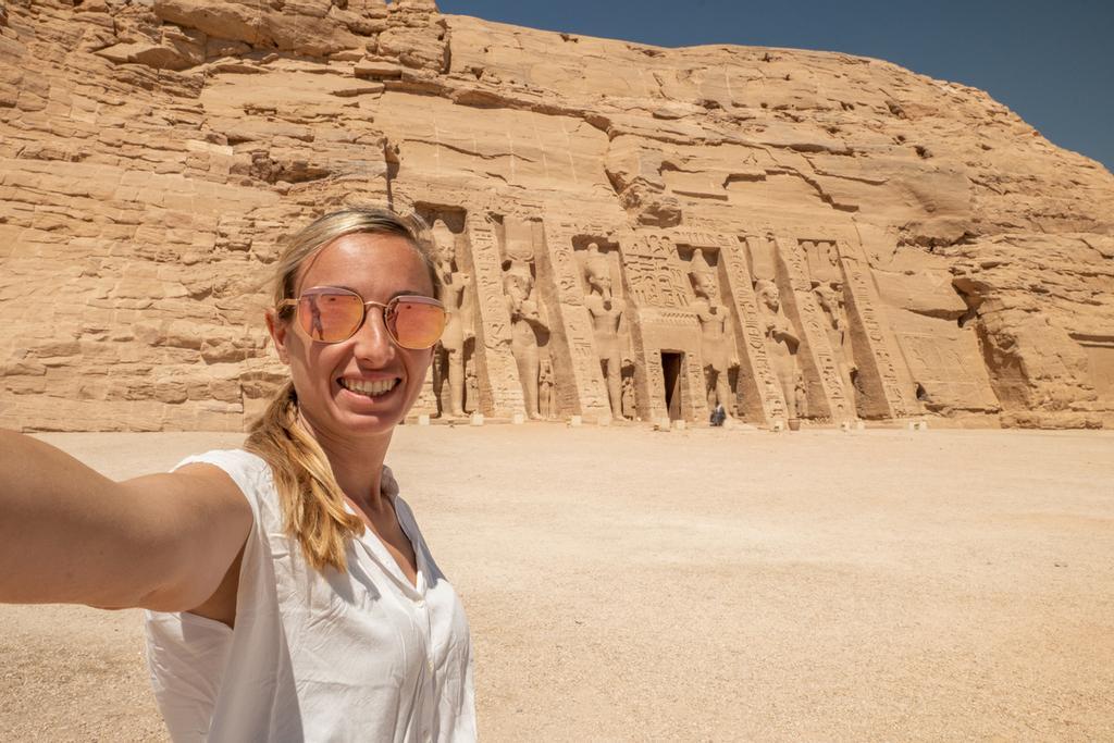 Mujer haciéndose un selfie en Egipto.