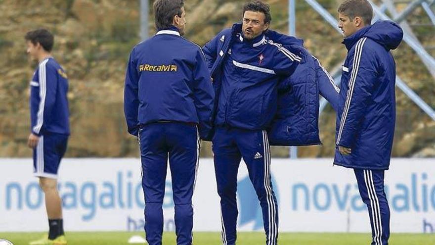 Luis Enrique conversa con sus colaboradores durante el entrenamiento matinal celebrado ayer por el Celta en A Madroa. // José Lores