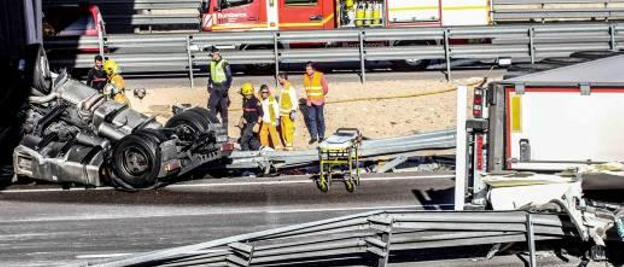 Un vuelco de camión con el conductor atrapado en la autovía de Madrid, en el término municipal de Petrer.