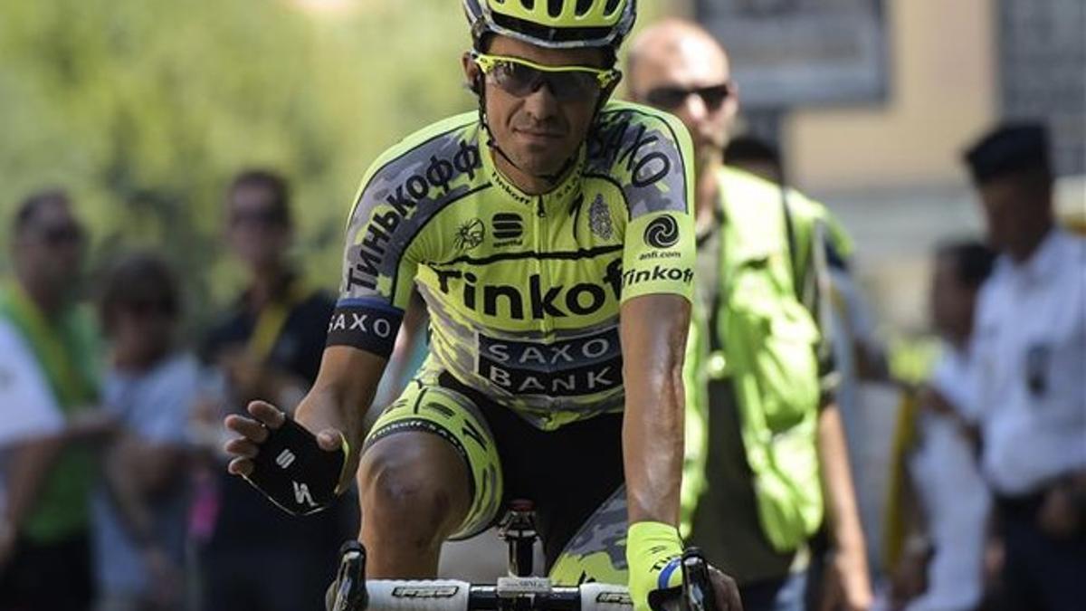 Contador, agotado,  cruza la meta de Pra Loup