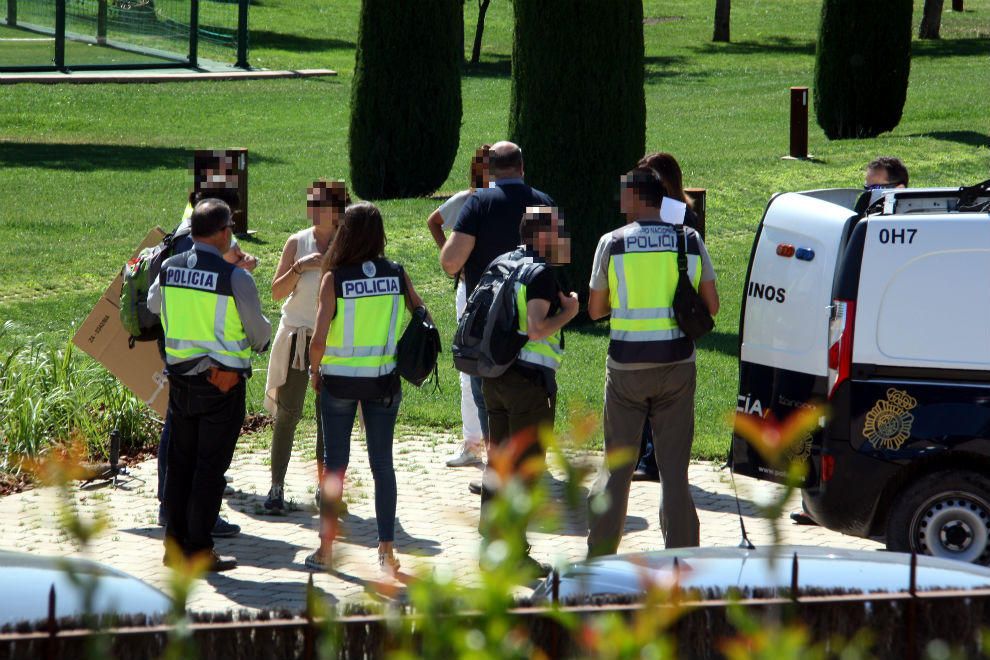 Agents de policia a l'interior durant l'escorcoll de la casa que Sandro Rosell té a Cassà de Pelràs