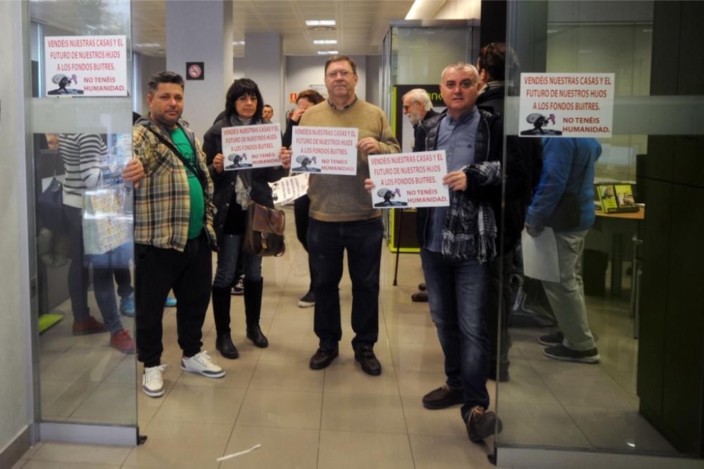 Los antidesahucios toman la sede de Bankia en Murc