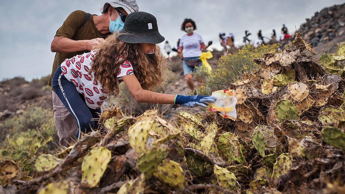 Setenta alumnos de Primaria ayudan a limpiar el litoral  de Las Galletas