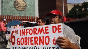 La sociedad protesta durante la entrega del sexto Informe de Gobierno de Enrique Peña Nieto, presidente de México.