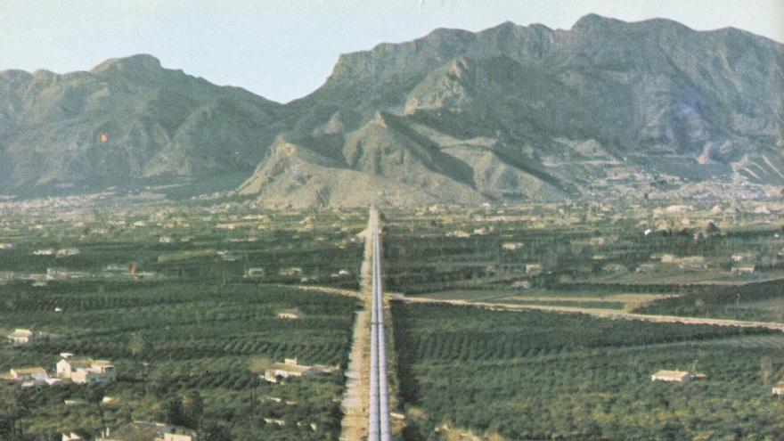 Los tubos del 
acueducto,
a su paso por 
Orihuela,durante 
las obras.