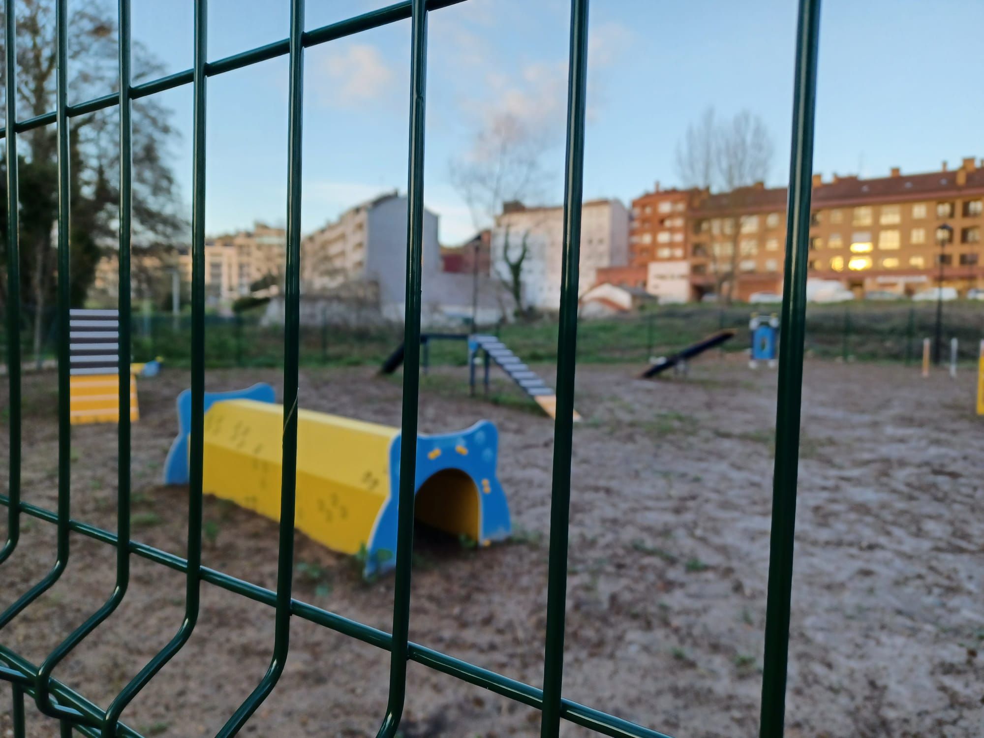 Así se ve ya el parque para perros de Posada de Llanera, con un moderno circuito de obstáculos