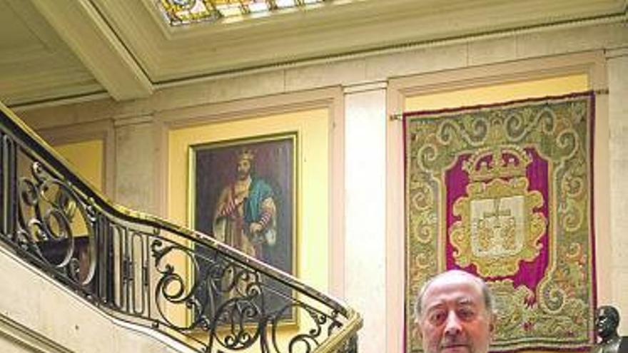Gabino de Lorenzo, en las escaleras del Ayuntamiento de Oviedo.