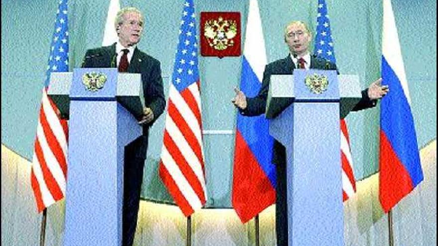 George W. Bush y Vladimir Putin, durante la conferencia de prensa que ofrecieron al final de la reunión. / grigoy dukor