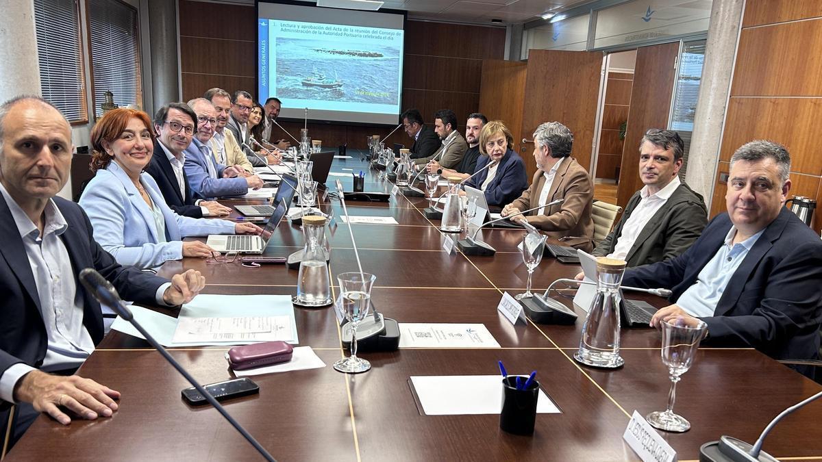 Integrantes del consejo de administración de la Autoridad Portuaria de Avilés, en la reunión de ayer.
