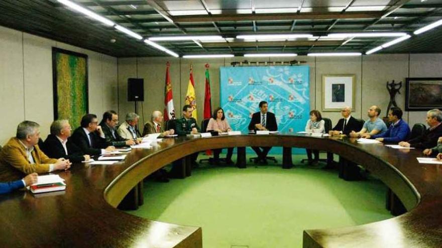 Reunión de Castro con los alcaldes, ayer en la Delegación de la Junta.