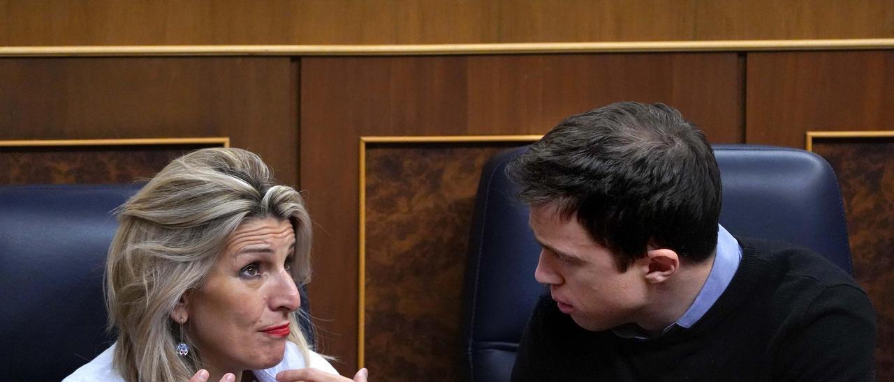 Yolanda Díaz e iñigo Errejón  durante el Pleno del Congreso para informar sobre la situación en Gaza, Israel y Oriente Medio.