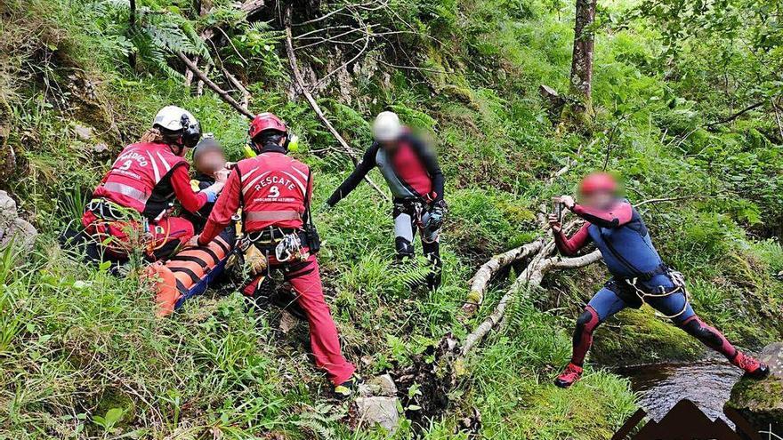 Miembros del equipo de rescate atienden al montañero herido en Carangas.