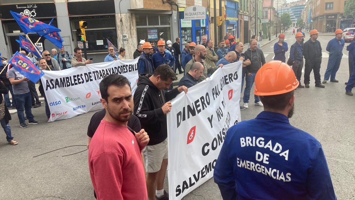 Corte de tráfico de trabajadores del Tallerón esta mañana en la Avenida  de Galicia y la calle Mariano Pola.