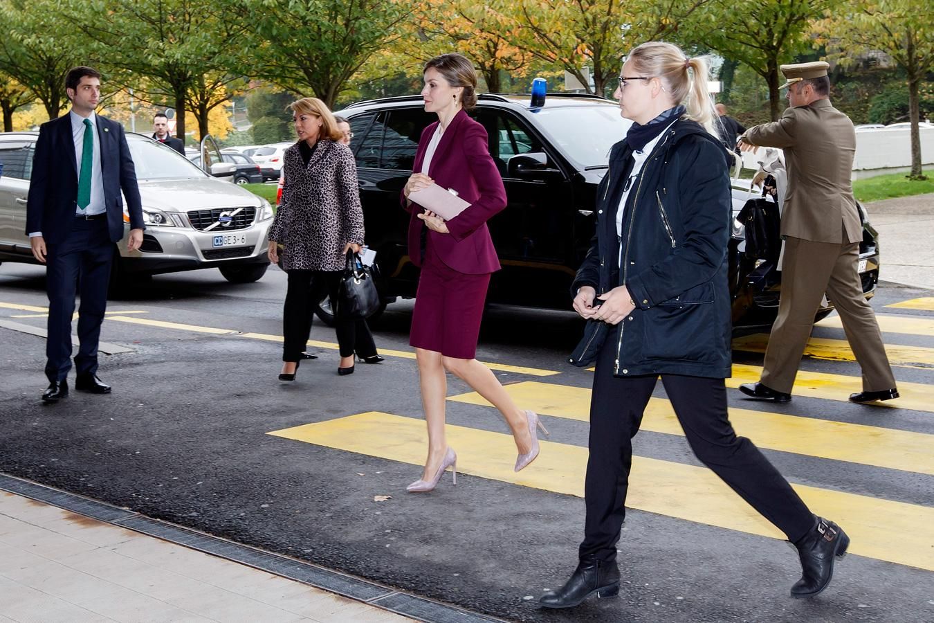 Letizia Ortiz con traje burdeos de Hugo Boss en Suiza