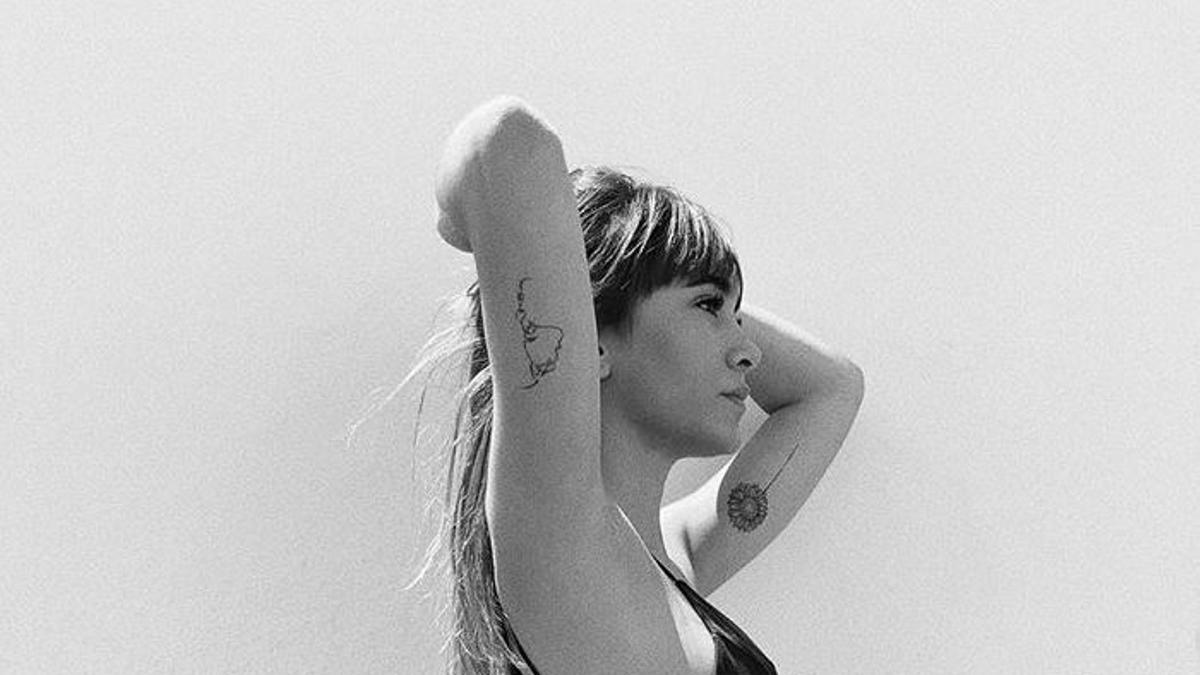 Aitana posando con vestido negro largo