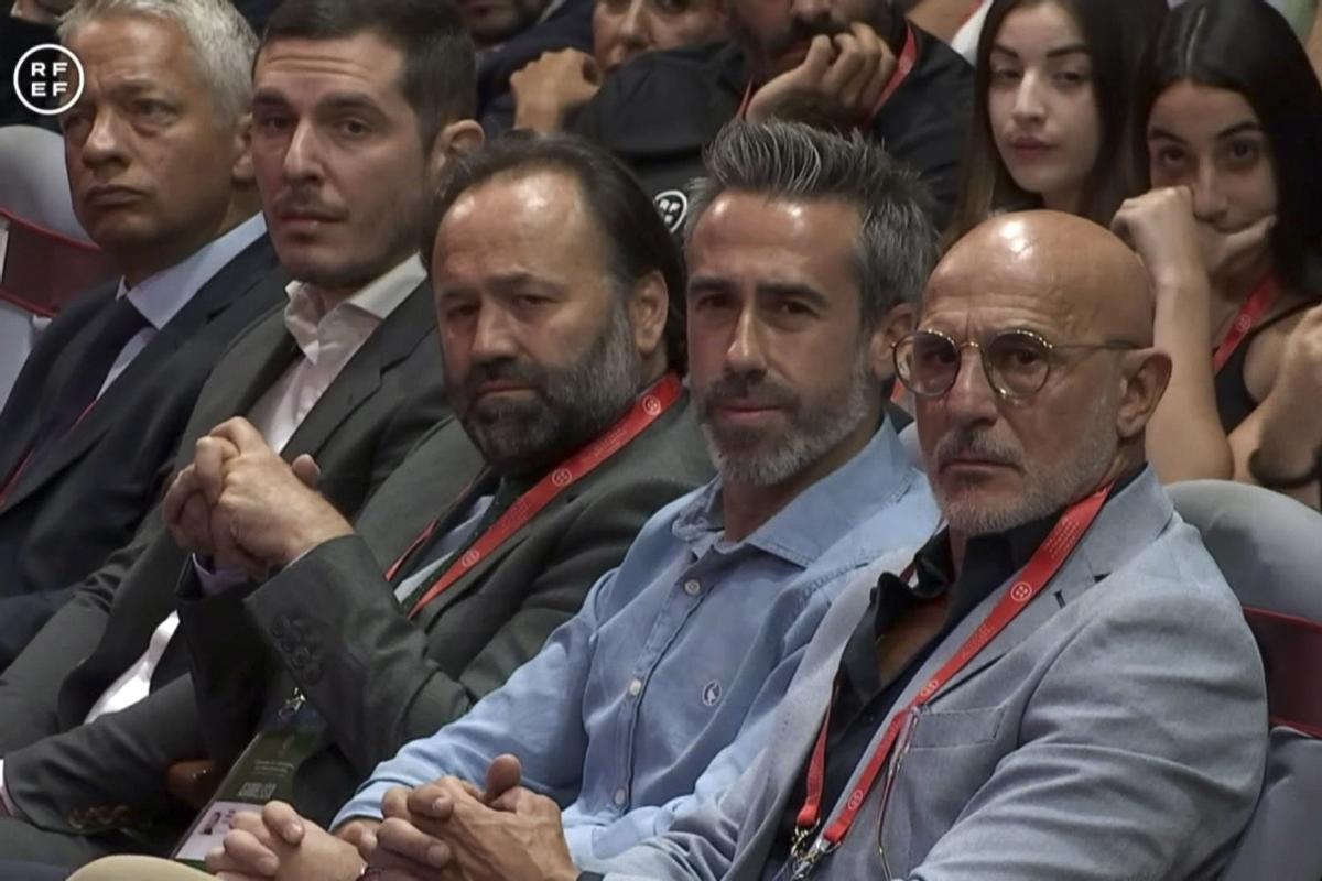 Jorge Vilda, junto a Luis de la Fuente, escucha las palabras de Luis Rubiales ante la asamblea de la federación.