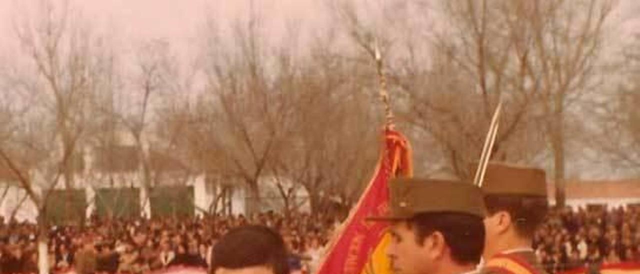 Su jura de bandera en Alcalá en 1977.