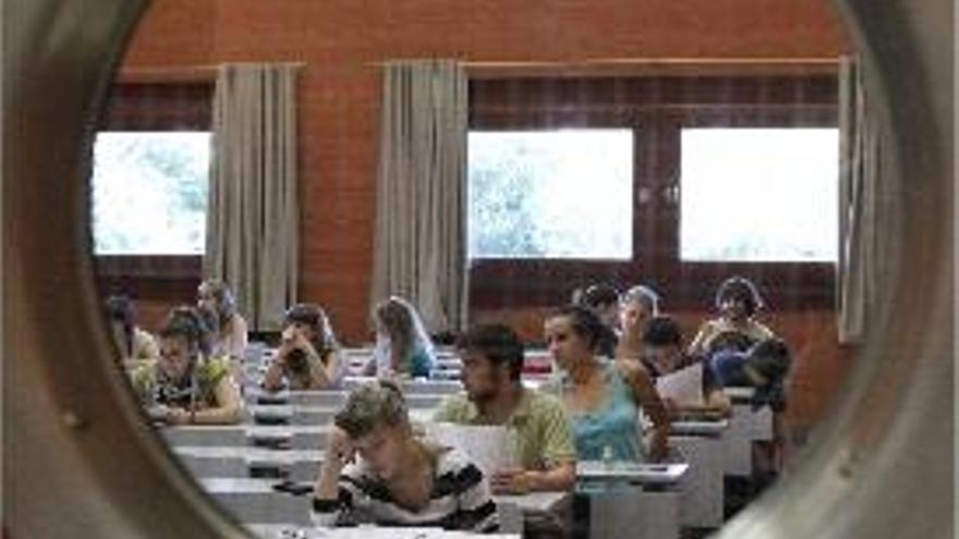 Alumnos examinándose en Tarongers el año pasado.