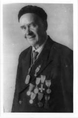 Bene, luciendo una muestra de su colección de medallas