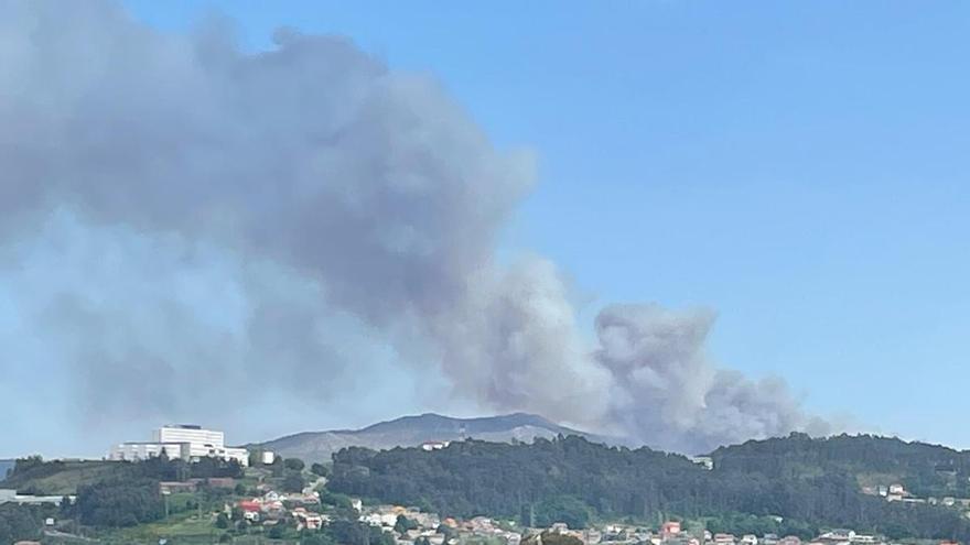Incendio en el área de Vigo: declarado fuego en la sierra del Monte Galleiro