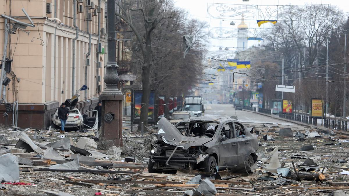 Una calle dañada por los bombardeos en Járkov.