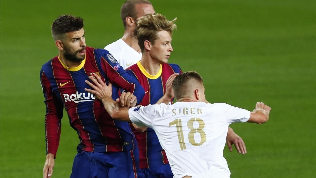 Piqué y De Jong, en una jugada de ataque.