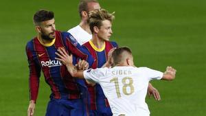 jdomenech55507570 ferencvaros  david siger  right  pushes barcelona s gerard p201020235344