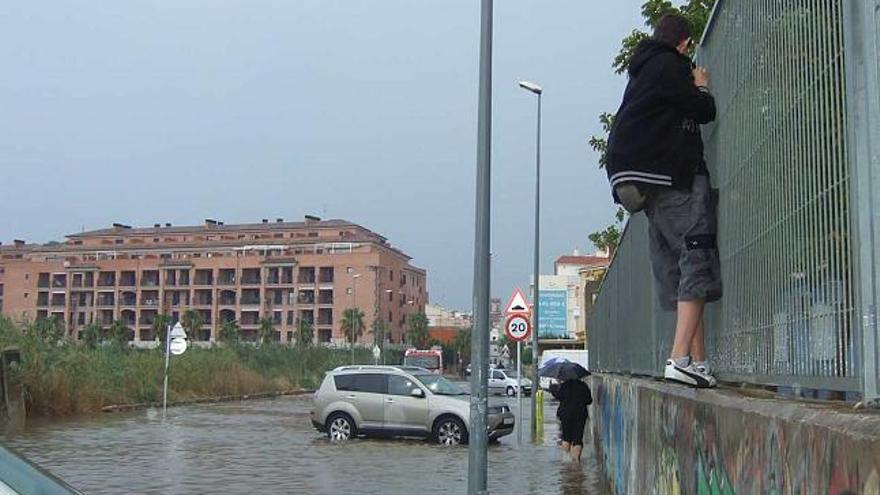 El acceso al instituto estaba el martes anegado de agua