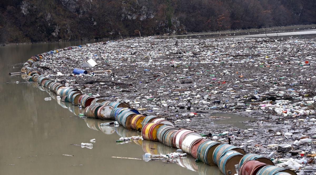 El río Drina, en Bosnia, obstruido por enormes cantidades de basura