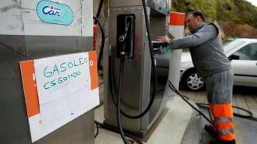 Una gasolinera en Oporto, con el cartel de agotado. // Reuters