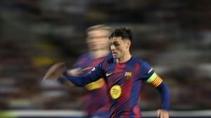 Pedri surt a jugar amb  els seus amics