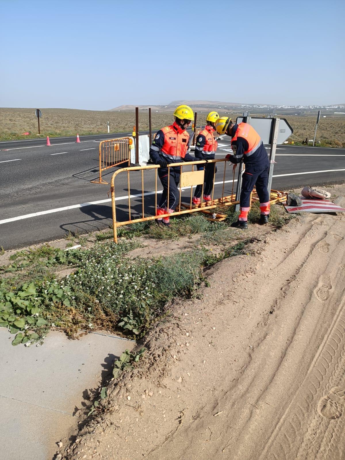 Retirada de vallas en la carretera entre Nazaret y el Complejo de Teguise.