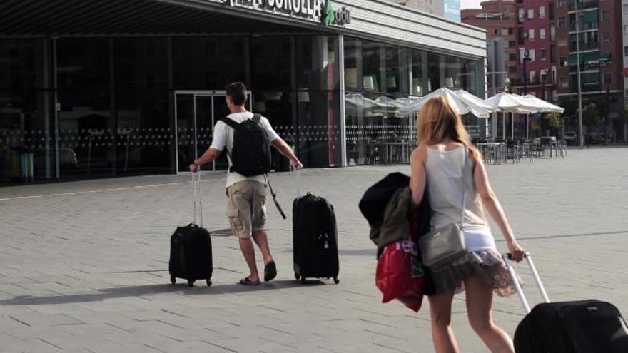 Una pareja de jóvenes se dirige a la estación del AVE