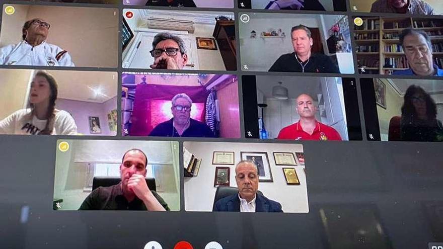 Una captura de la videoconferencia de ayer, con el presidente del Cangas, Manuel Camiña, en la parte superior y el de la federación, Francisco Blázquez, en la inferior. // Rfebm