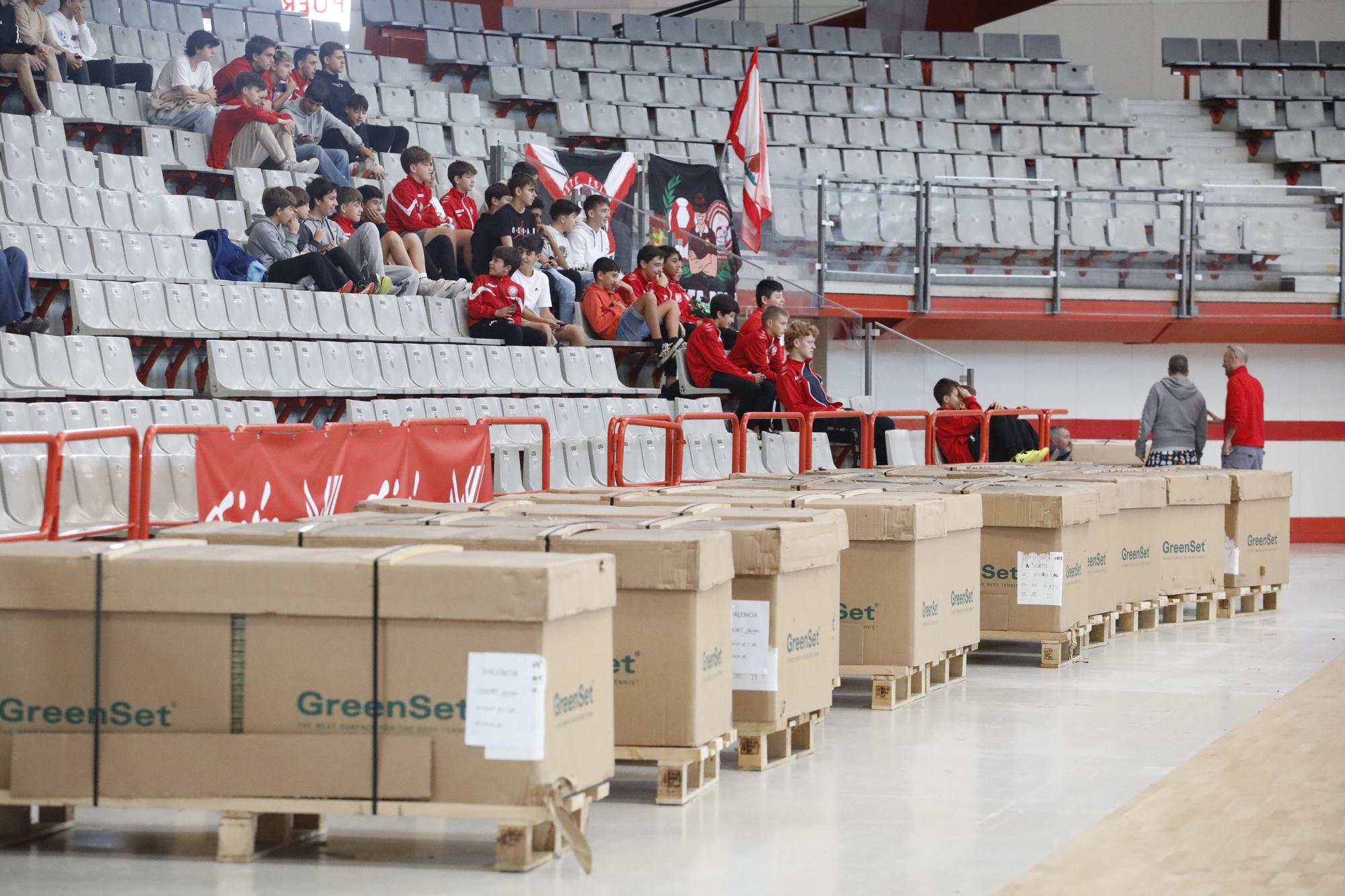 EN IMÁGENES: Así fue el montaje de la pista central del Gijón Open en el Palacio de los Deportes de La Guía