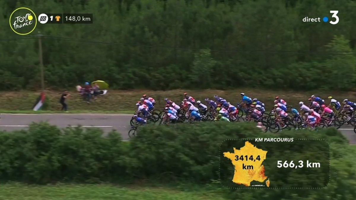 Vaga dels ciclistes del Tour per les caigudes