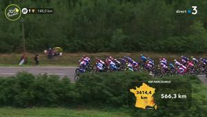 Vaga dels ciclistes del Tour per les caigudes