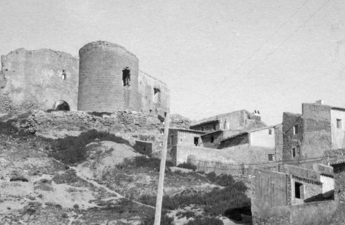 Imagen de principios del siglo XX donde se observa una de las torres circulares del castillo de Elda.