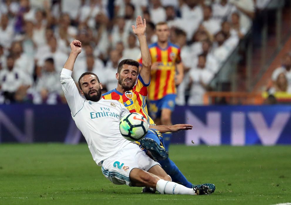 Instantes del partido disputado ayer entre el Valencia CF y el Real Madrid.