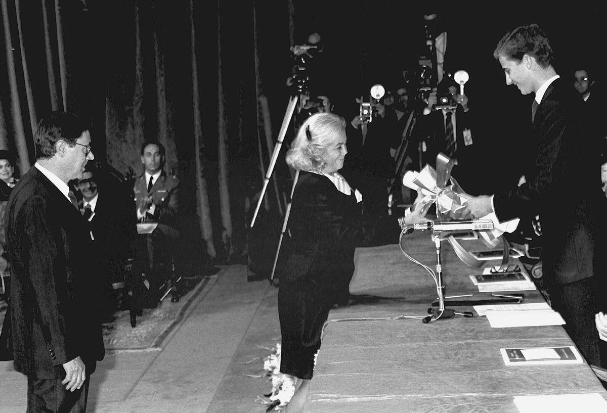 Martín Gaite, recibiendo de manos del entonces Príncipe Felipe el Premio Príncipe de Asturias de las Letras.