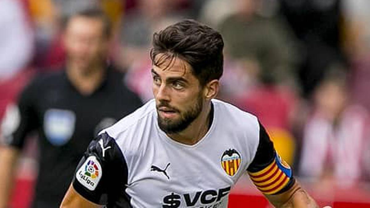 Rubén Sobrino, con brazalete de capitán del Valencia