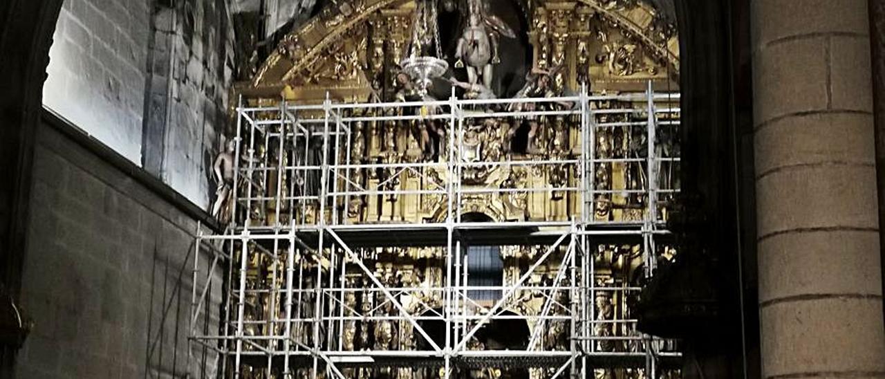 Adamios en el retablo del altar mayor de la ex colegiata.   | // S. ÁLVAREZ