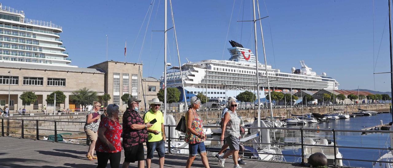 Turistas llegados a Vigo en un crucero.