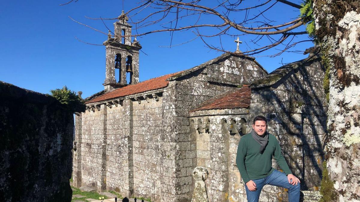 Jorge Cubela posando ante una de las iglesias románicas de Cerdedo-Cotobade.