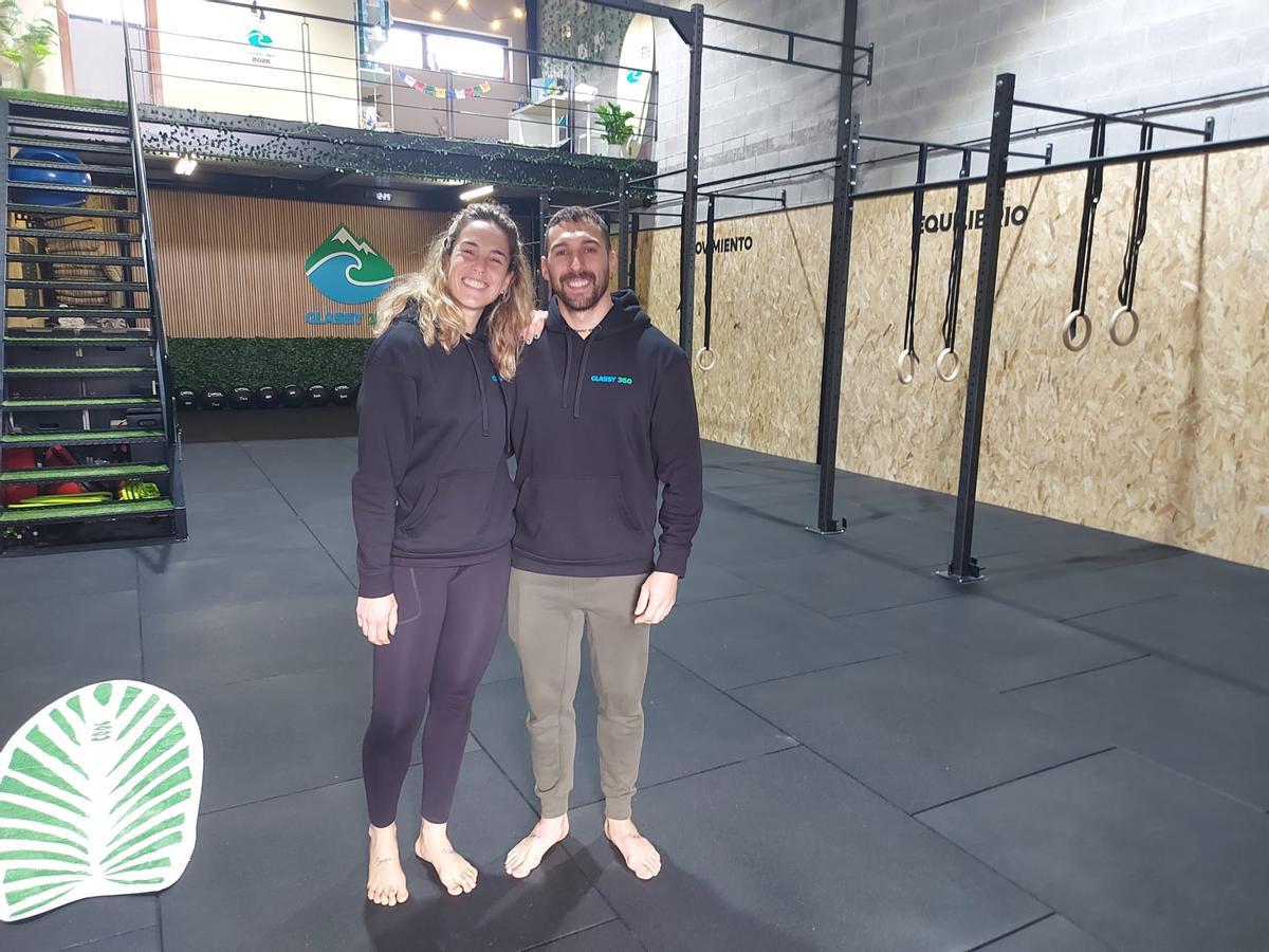 Ana Nieto y Alexander González en el centro que acaban de abrir en Novales.