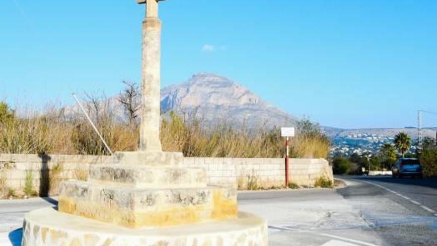 Xàbia recupera la Creu Armella, una ancestral «señal» de piedra tosca