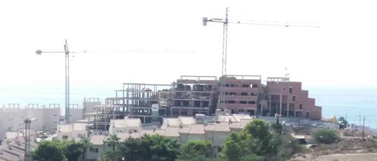 Reanudan la construcción de 50 apartamentos turísticos paralizados hace 14 años